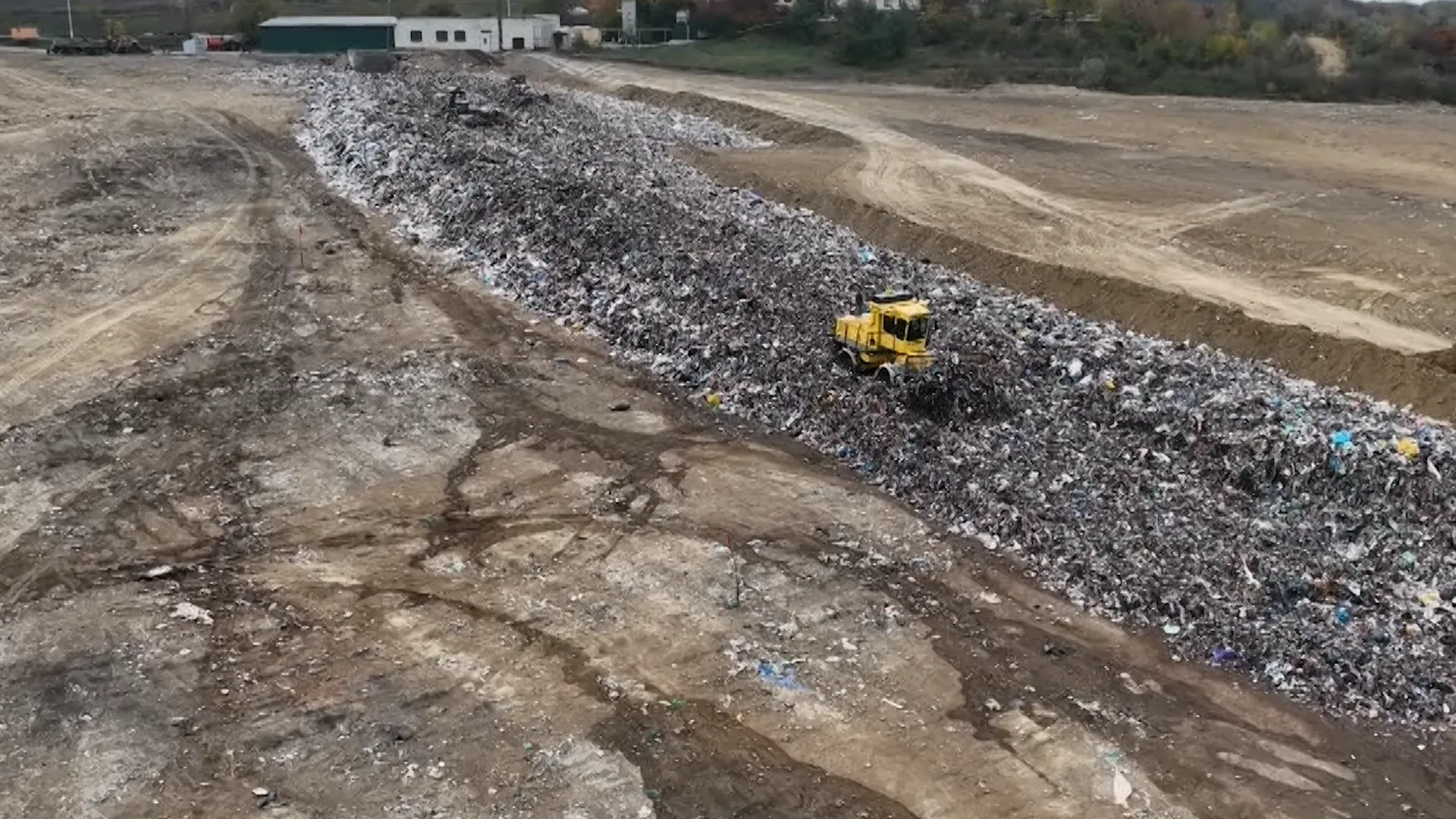 /VIDEO/ Gunoiul, motiv de scandal la Sîngera: Localnicii se plâng, autoritățile se acuză