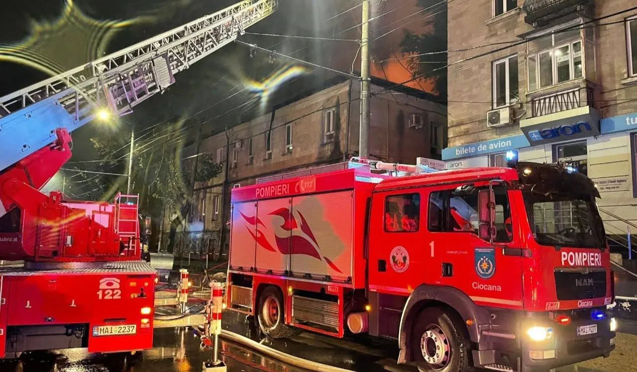 /VIDEO/ Incendiu într-un bloc din Chișinău: Focul ar fi pornit după lansarea artificiilor