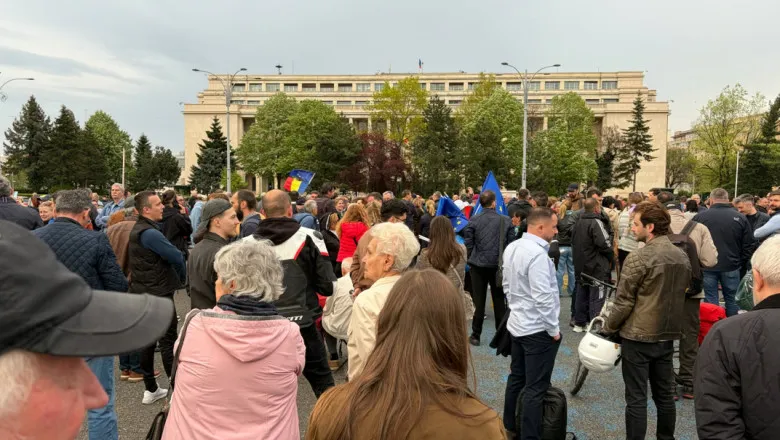 Românii au ieșit în Piața Victoriei din București, în sprijinul lui Ilie Bolojan. Mesaj pro-european înaintea moțiunii de cenzură