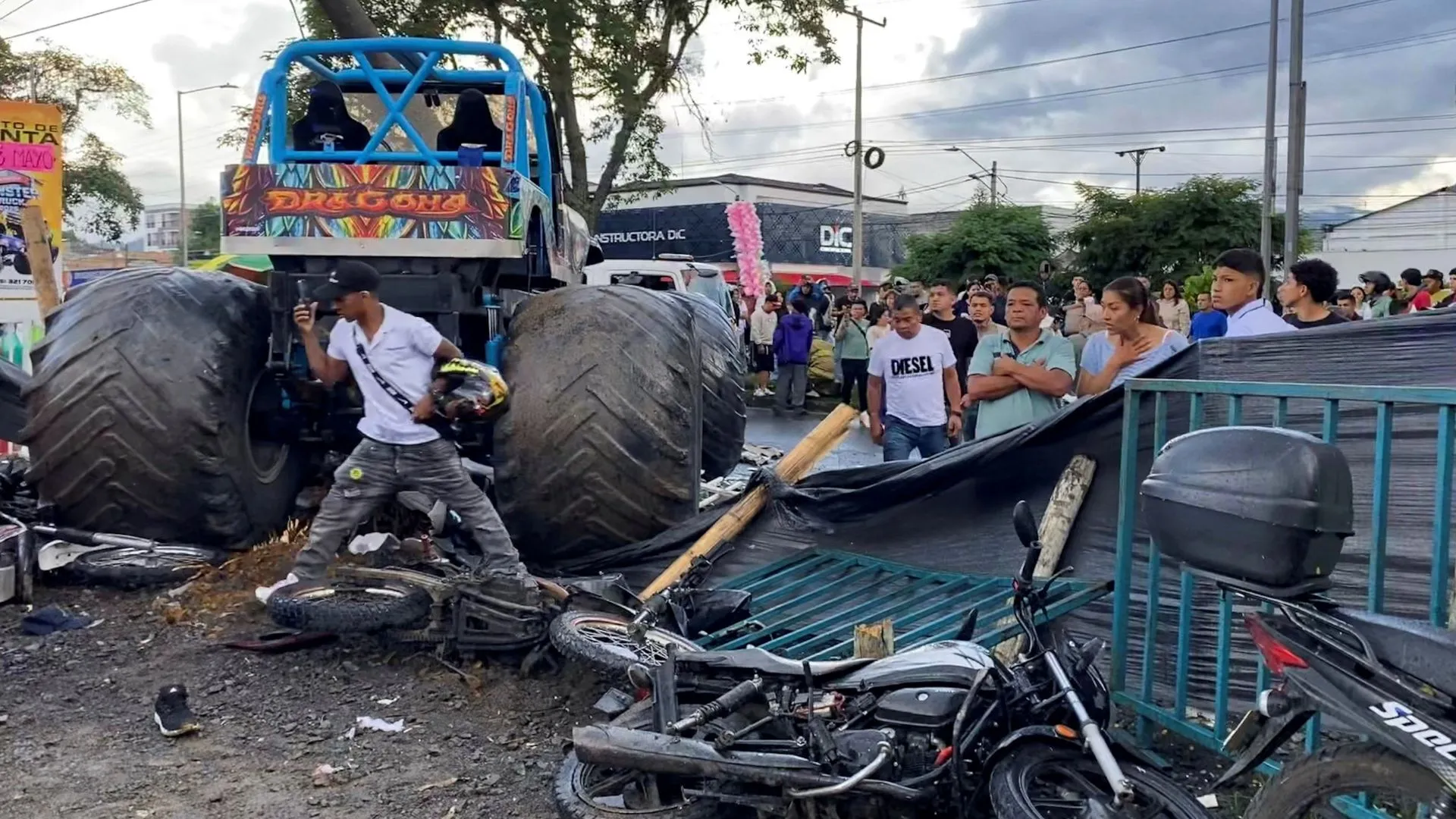 /VIDEO/ Tragedie la un spectacol auto din Columbia: Trei morți și 38 de răniți după ce un monster truck a intrat în mulțime