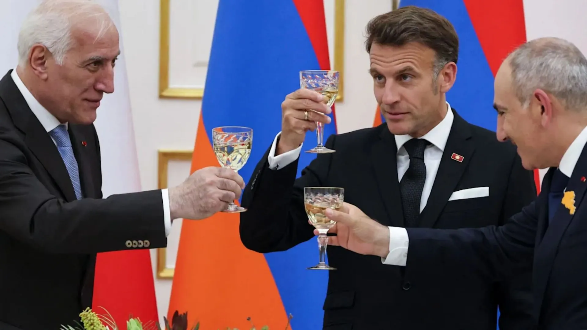 /VIDEO/ Duet muzical la dineul de stat din Erevan: Macron a cântat, iar Pașinian a acompaniat la tobe
