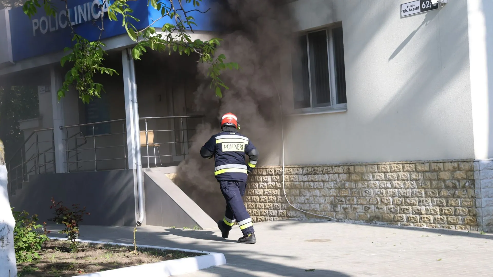 /FOTO/ Incendiu într-un bloc din Chișinău: Pompierii au intervenit de urgență la un subsol inundat de fum