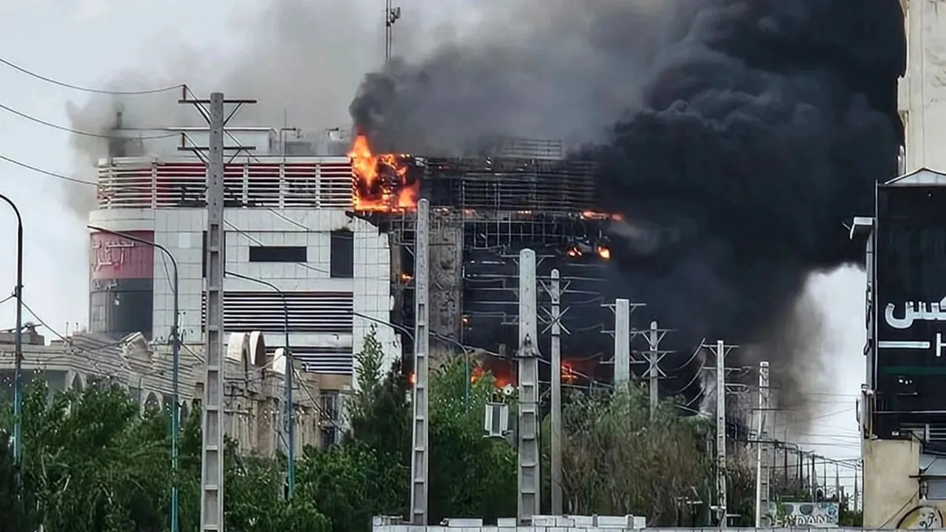 /VIDEO/ Incendiu devastator lângă Teheran: 11 morți și zeci de răniți într-un centru comercial