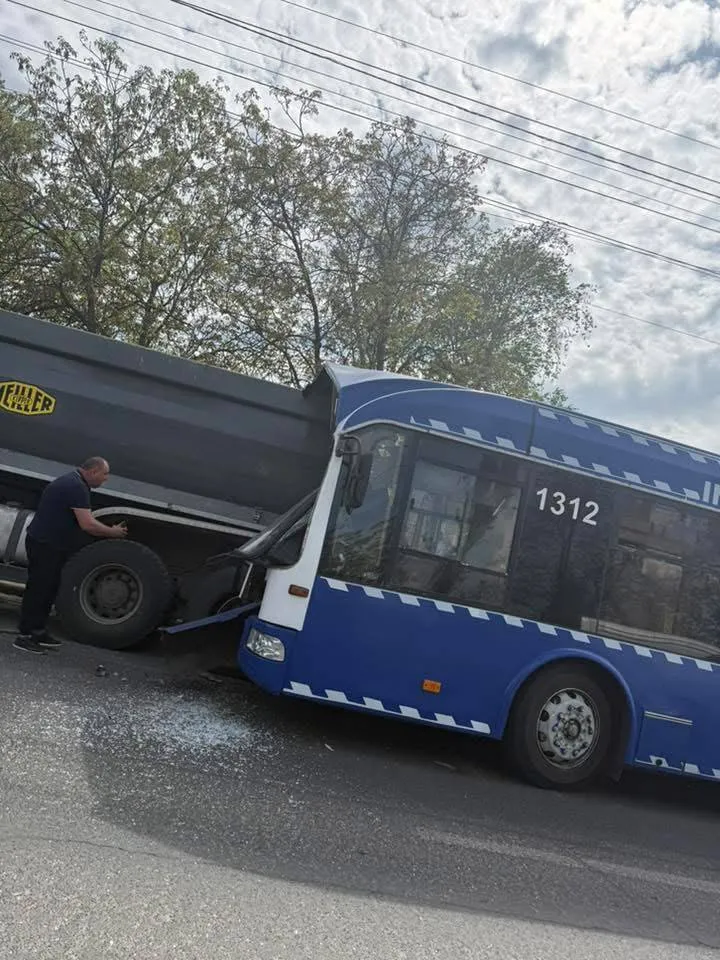 /ФОТО/ В Кишиневе троллейбус столкнулся с самосвалом: пассажирам понадобилась помощь медиков