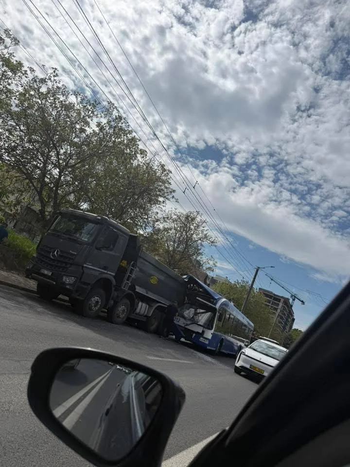 /ФОТО/ В Кишиневе троллейбус столкнулся с самосвалом: пассажирам понадобилась помощь медиков
