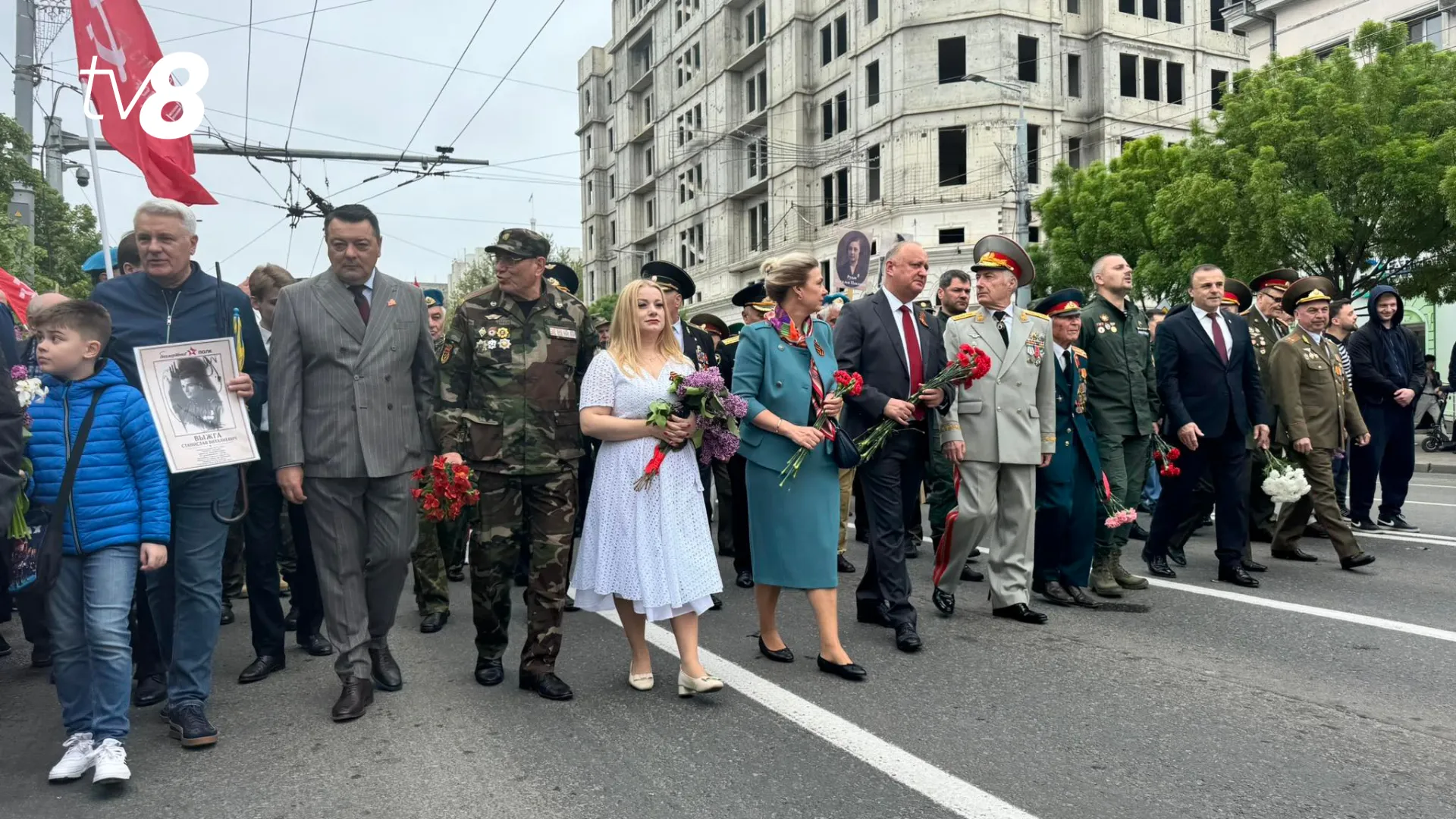 /VIDEO/ Marș cu simboluri sovietice și „Katiușa” în Chișinău: Ce semnifică 9 mai pentru unii moldoveni și deputați