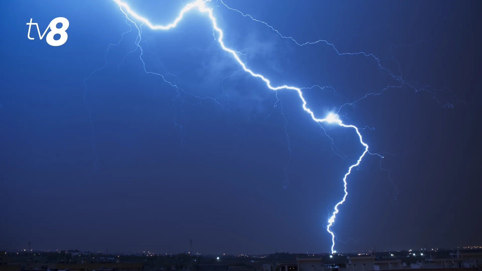 /HARTĂ/ Alertă meteo: Cod galben de ploi, fulgere, grindină și vijelie în toată Moldova. Perioada vizată