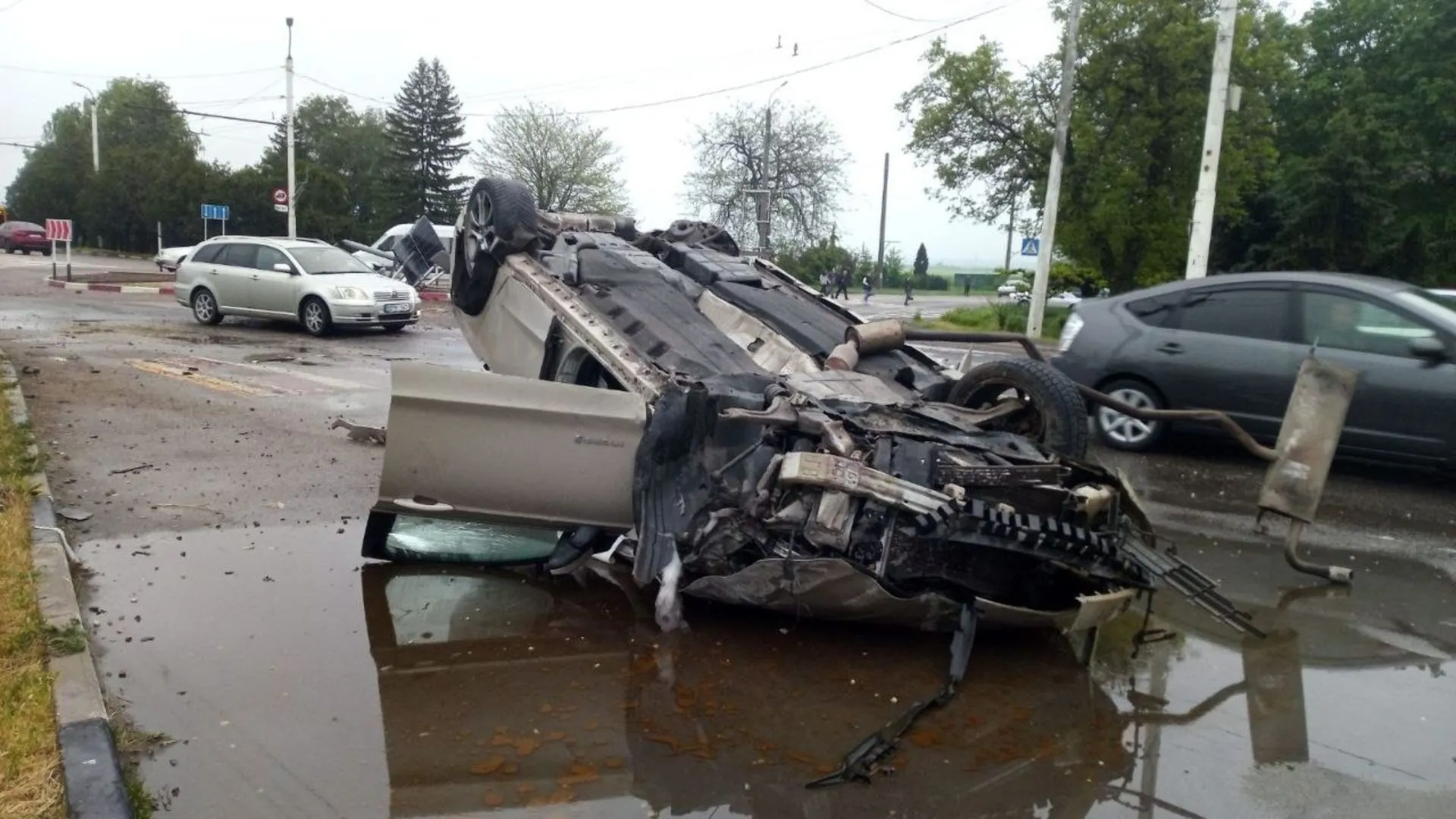 /VIDEO/ Accident nocturn la Tiraspol: Momentul în care un automobil se răstoarnă în sensul giratoriu