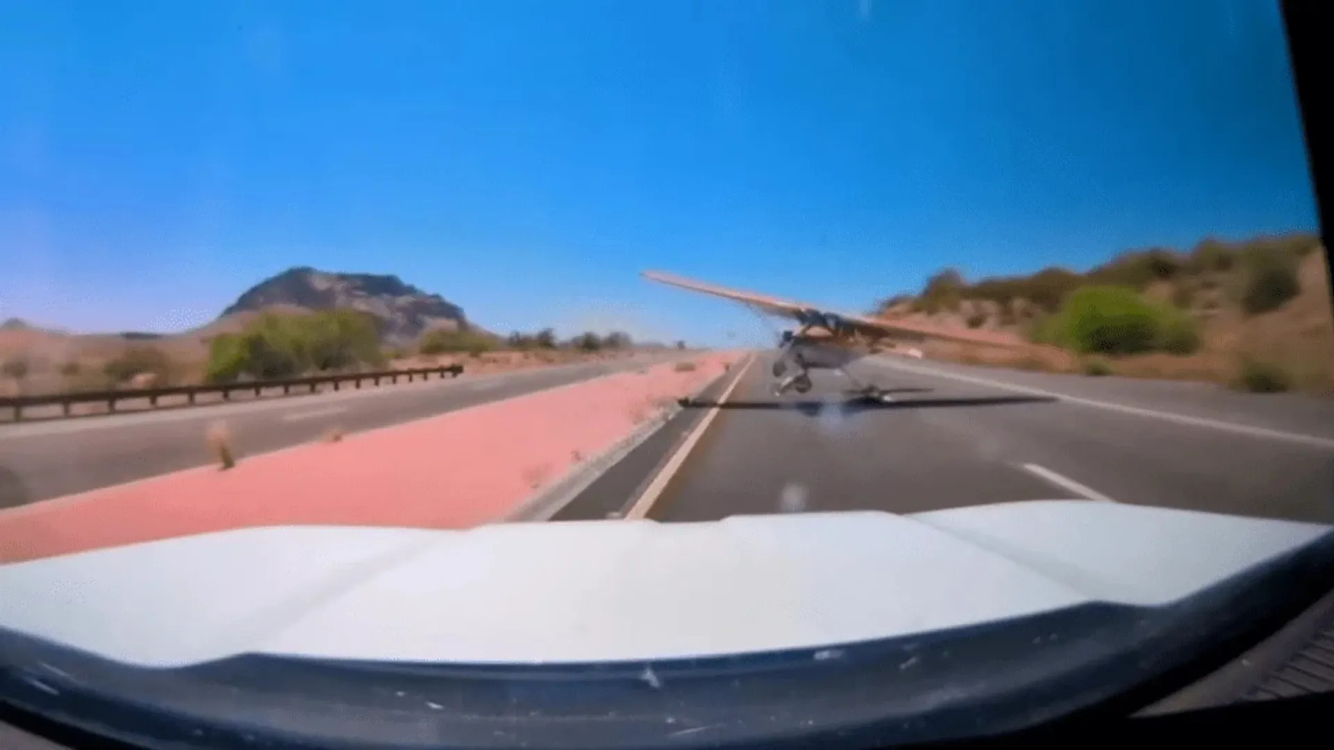 /VIDEO/ Momentul în care un avion aterizează pe autostradă, în fața unei mașini: „Totul se putea termina mai rău”