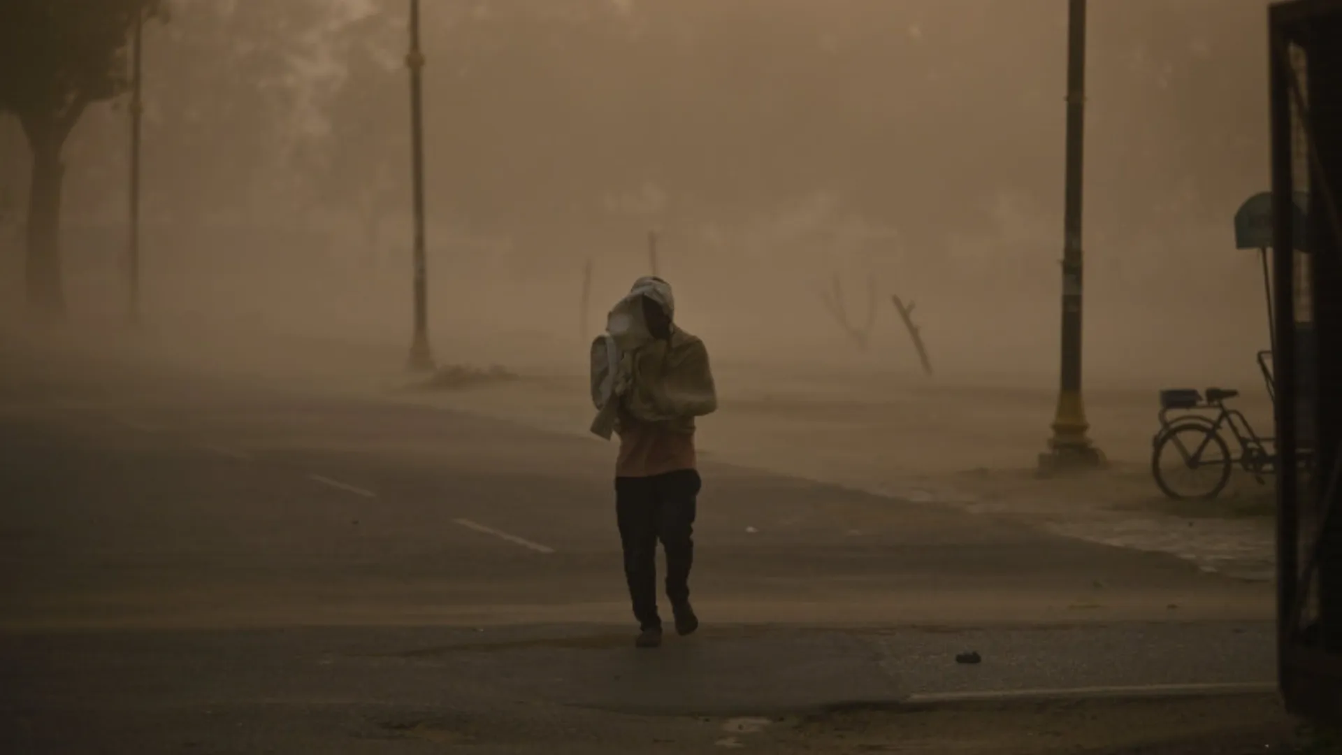 /VIDEO/ Furtună devastatoare în India: Circa 90 de morți, 50 de răniți și zeci de locuințe distruse