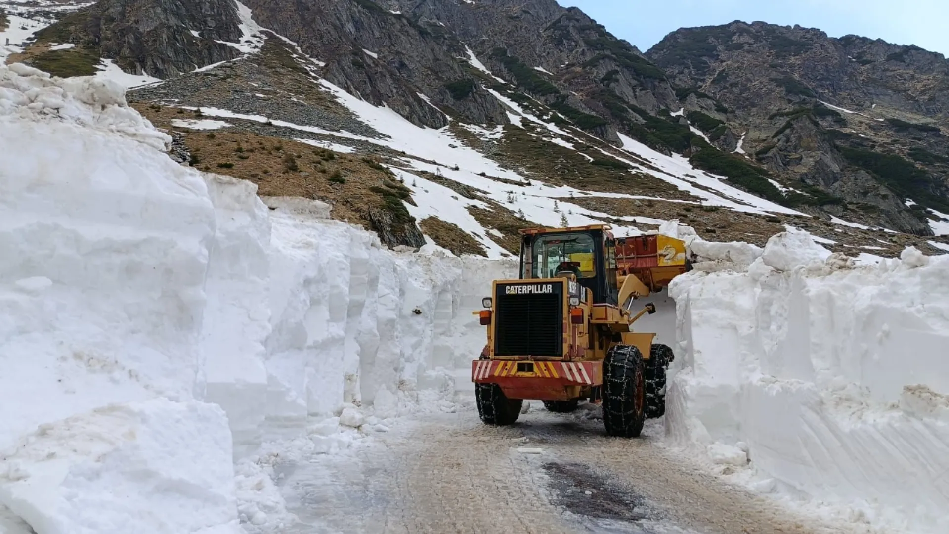 /VIDEO/ Zăpadă de cinci metri pe Transfăgărășan: Turiștii mai au de așteptat până la redeschiderea drumului