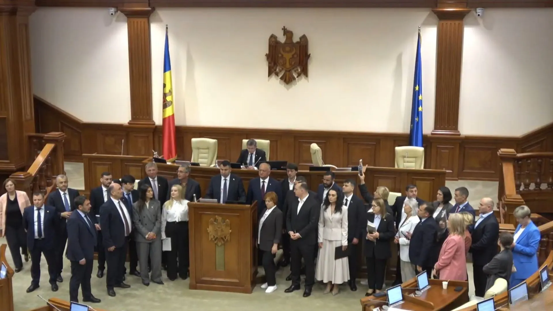 /VIDEO/ Scântei în Parlament: Opoziția a părăsit ședința după ce Verșinin și Costiuc au fost sancționați de Grosu