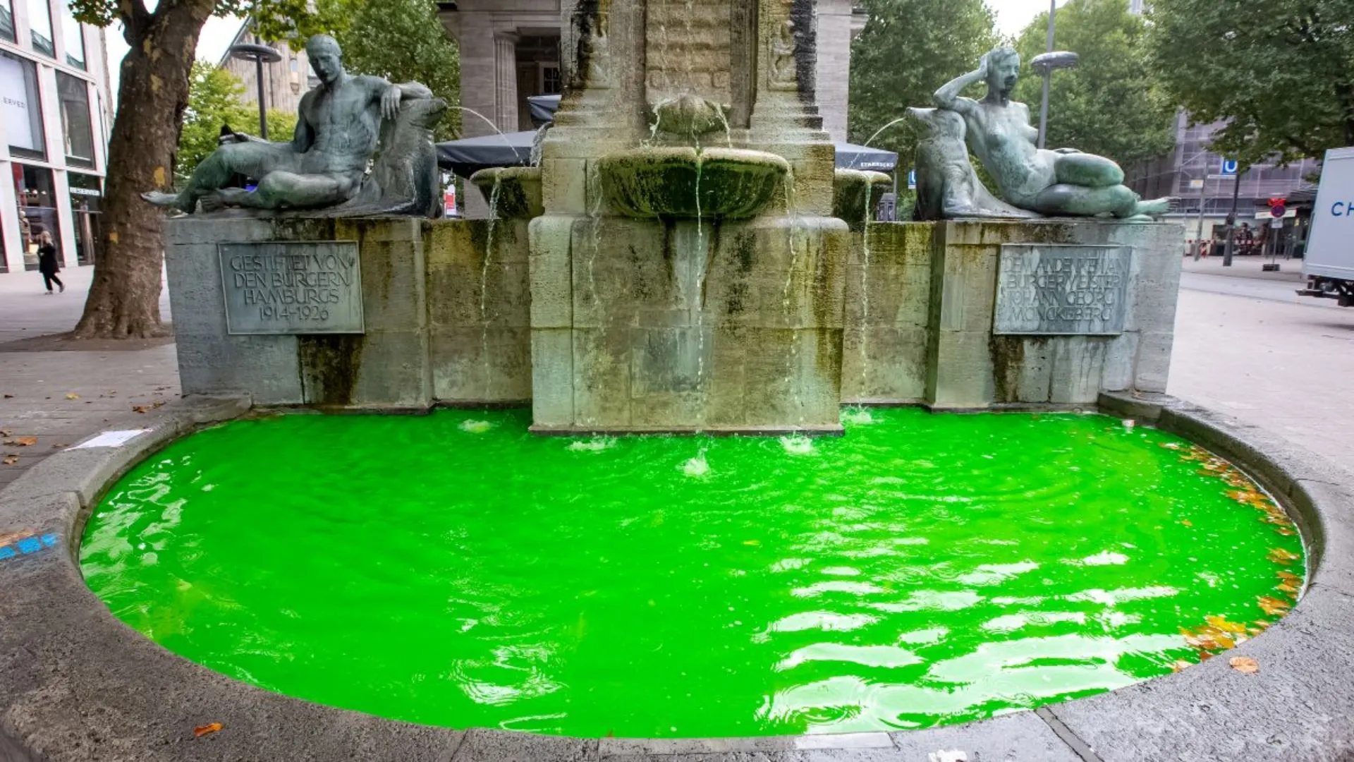 /VIDEO/ Fântânile din Germania, colorate în verde: Activiștii de mediu trag un semnal de alarmă