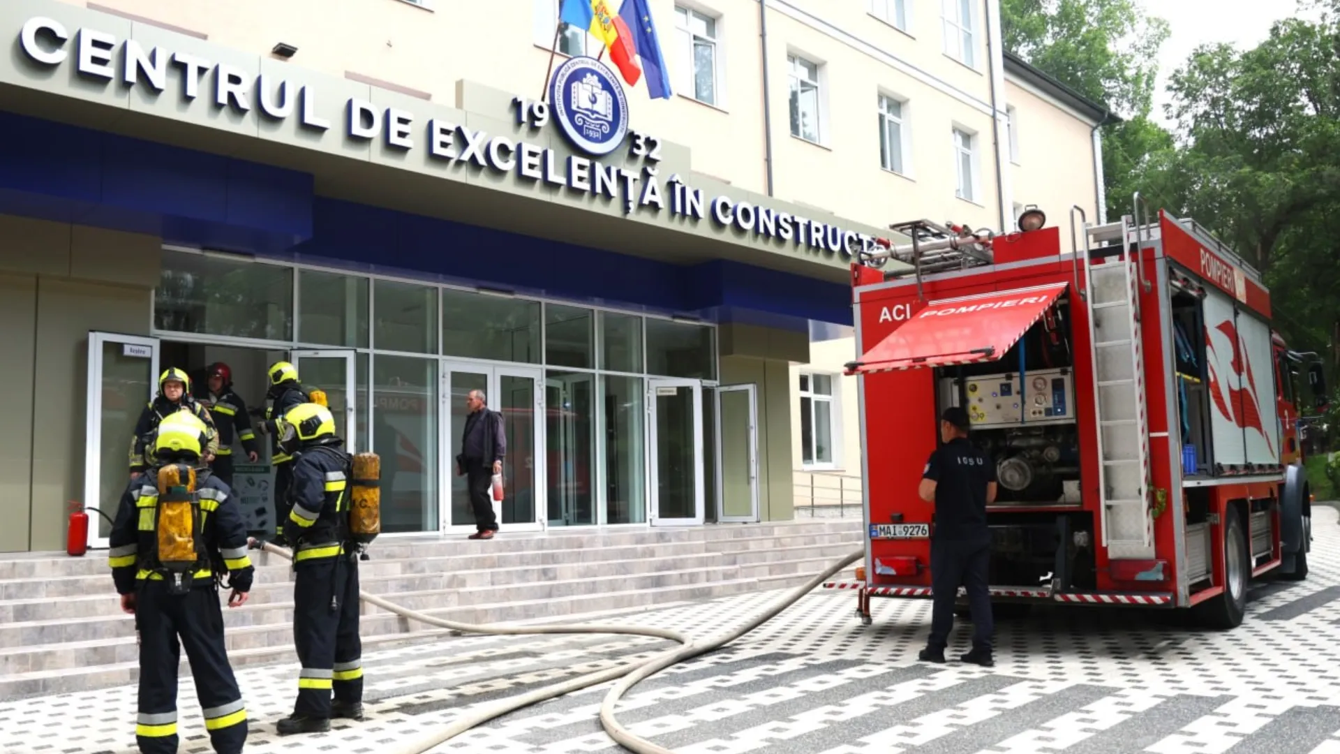 /FOTO/ Incendiu la Centrul de Excelență în Construcții din Chișinău: Studenții și profesorii, evacuați