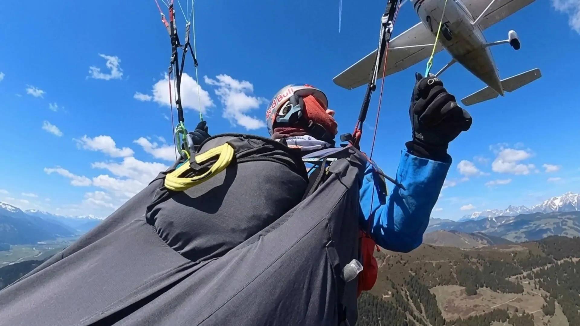 /VIDEO/ „Nouă vieți ca o pisică”: Momentul în care o femeie care zbura cu parapanta a fost lovită de un avion