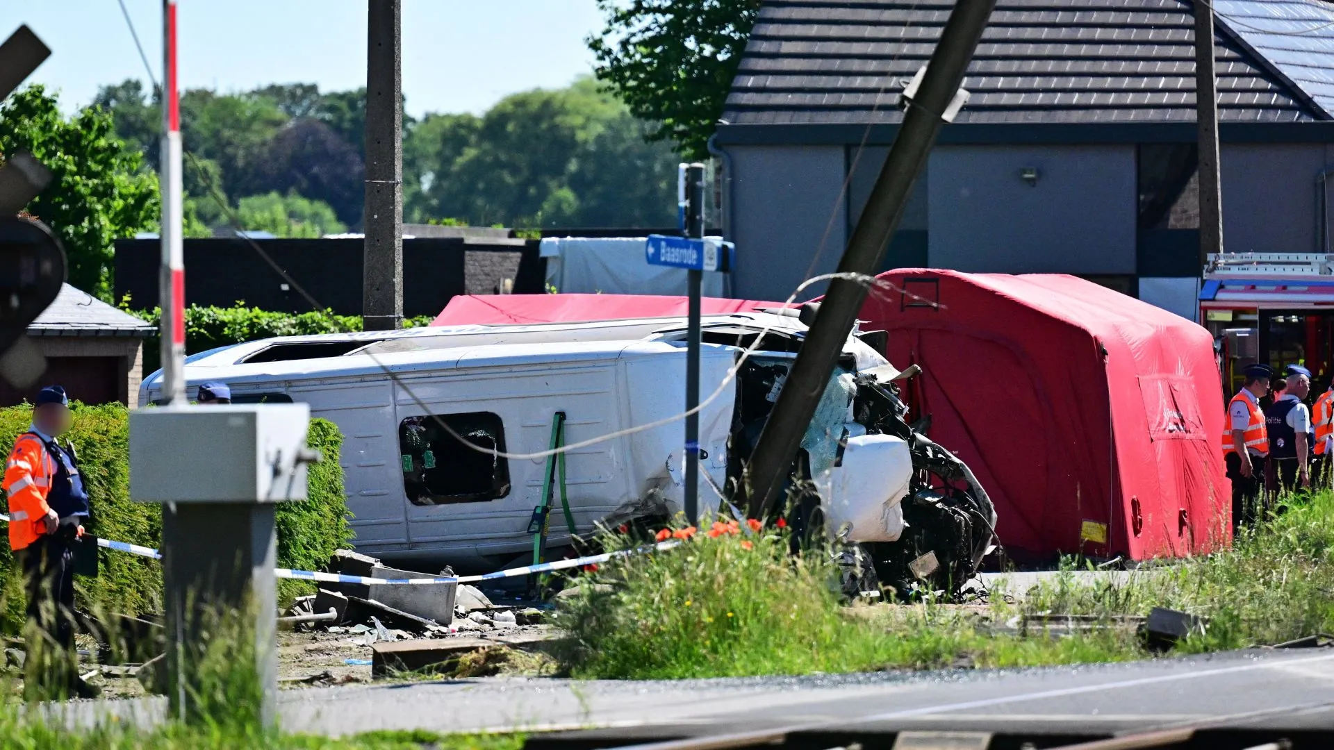 Tragedie în Belgia: Un tren a lovit un autobuz școlar. Sunt cel puțin 4 morți