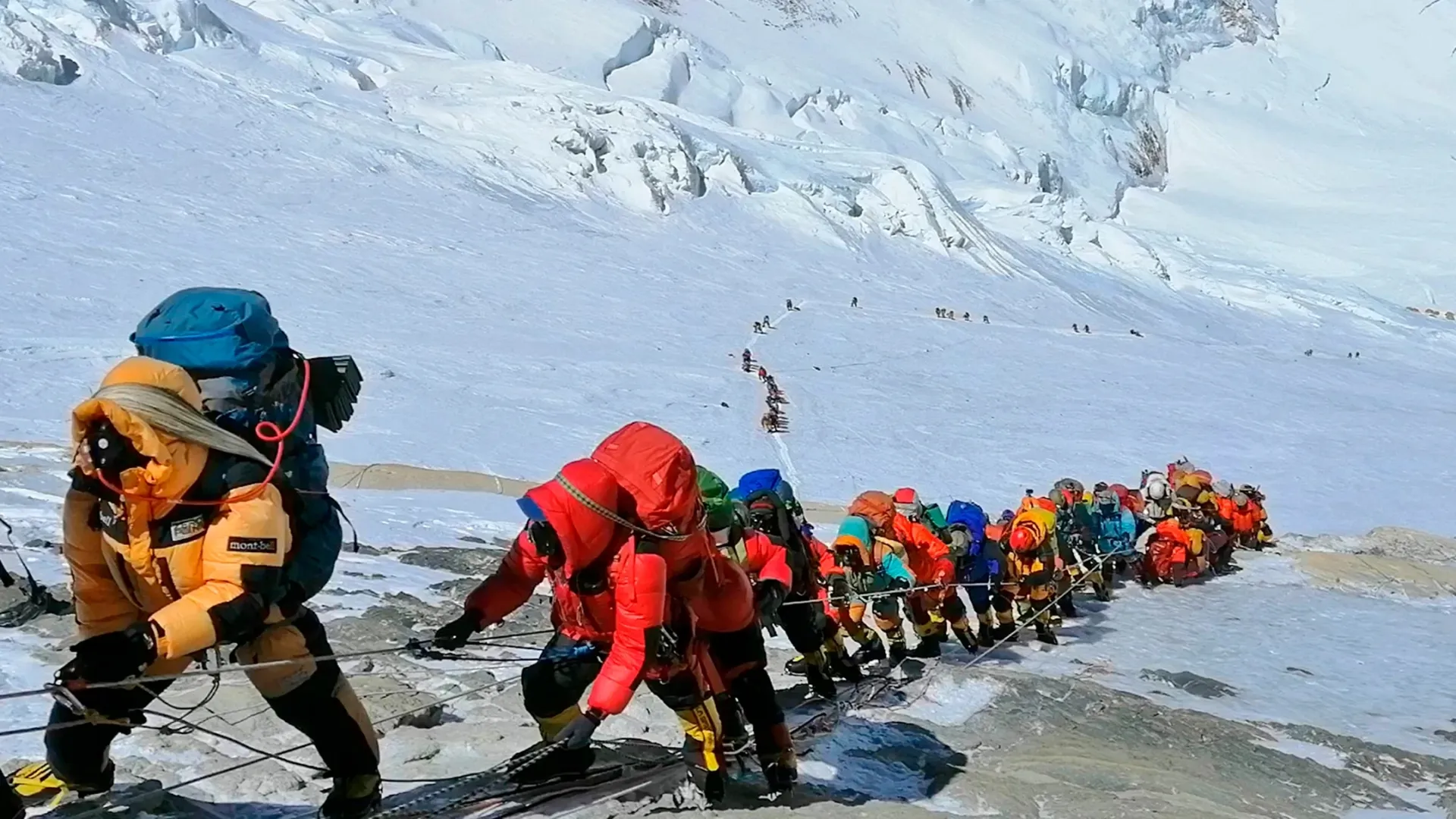 /VIDEO/ Sezon istoric pe Everest: Peste 900 de alpiniști au atins vârful, inclusiv o moldoveancă