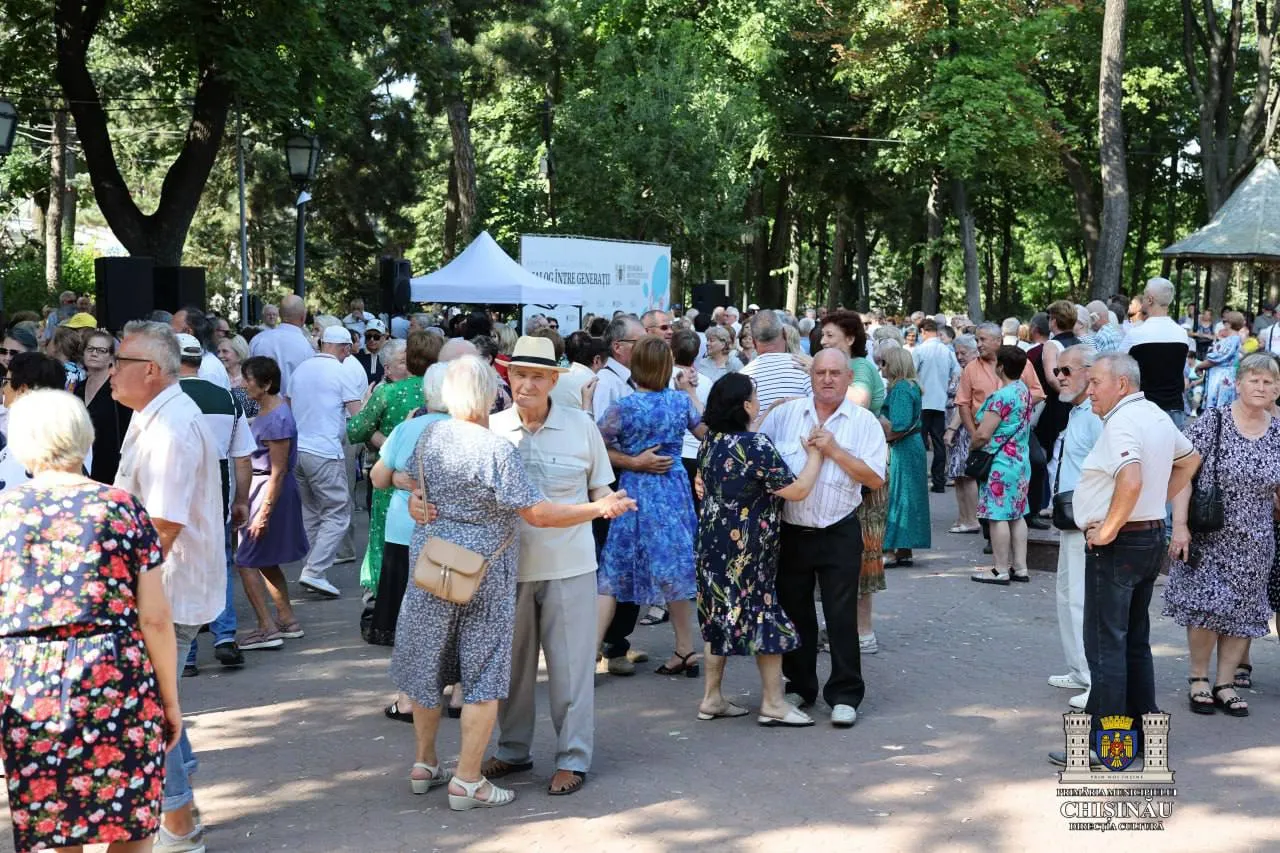 Weekend cu voie bună la Chișinău: Evenimentul „Dialog între generații” adună oamenii în Grădina Publică „Ștefan cel Mare”
