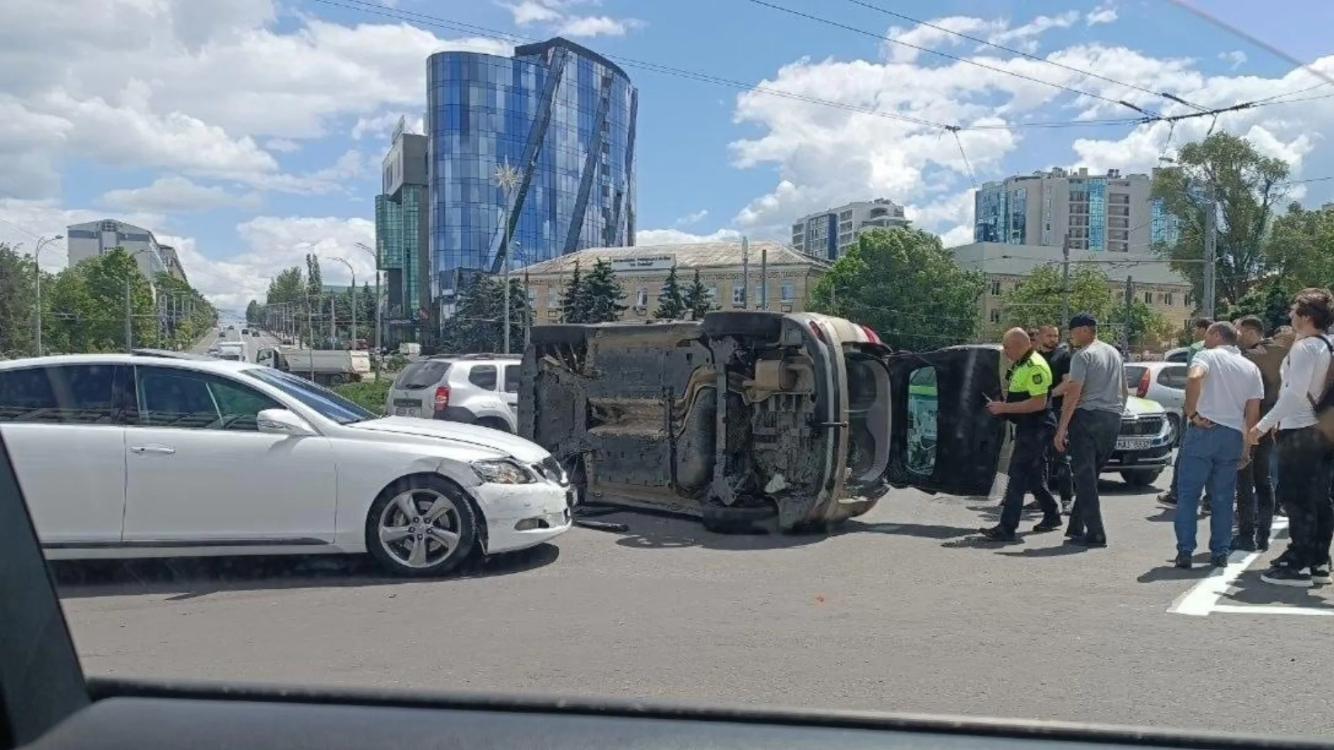 /VIDEO/ Accident violent la Buiucani: O femeie a ajuns la spital după ce automobilul ei s-a răsturnat