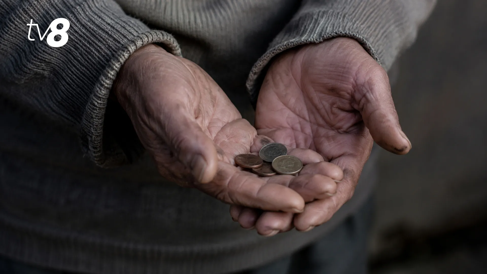 /VIDEO/ Sărăcia încă îi culcă flămânzi pe unii moldoveni: Povestea unui bătrân care vinde miere pentru câțiva lei