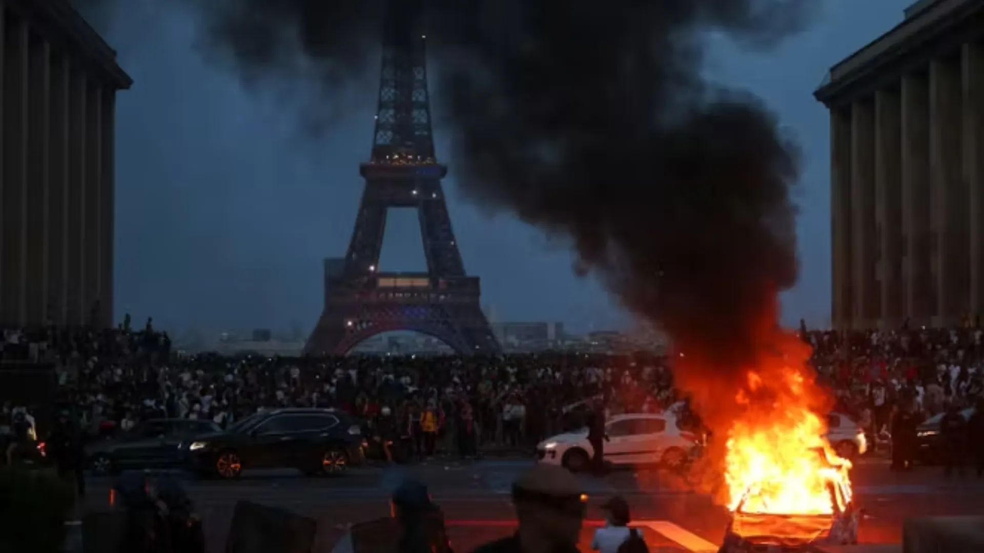 Haos în Paris după victoria PSG în Liga Campionilor: Mașini incendiate și peste 400 de persoane reținute