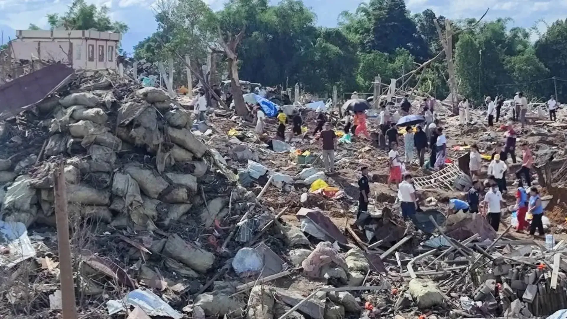 /VIDEO/ Explozie într-un depozit din Myanmar: Cel puțin 55 de persoane ucise și un cartier făcut una cu pământul