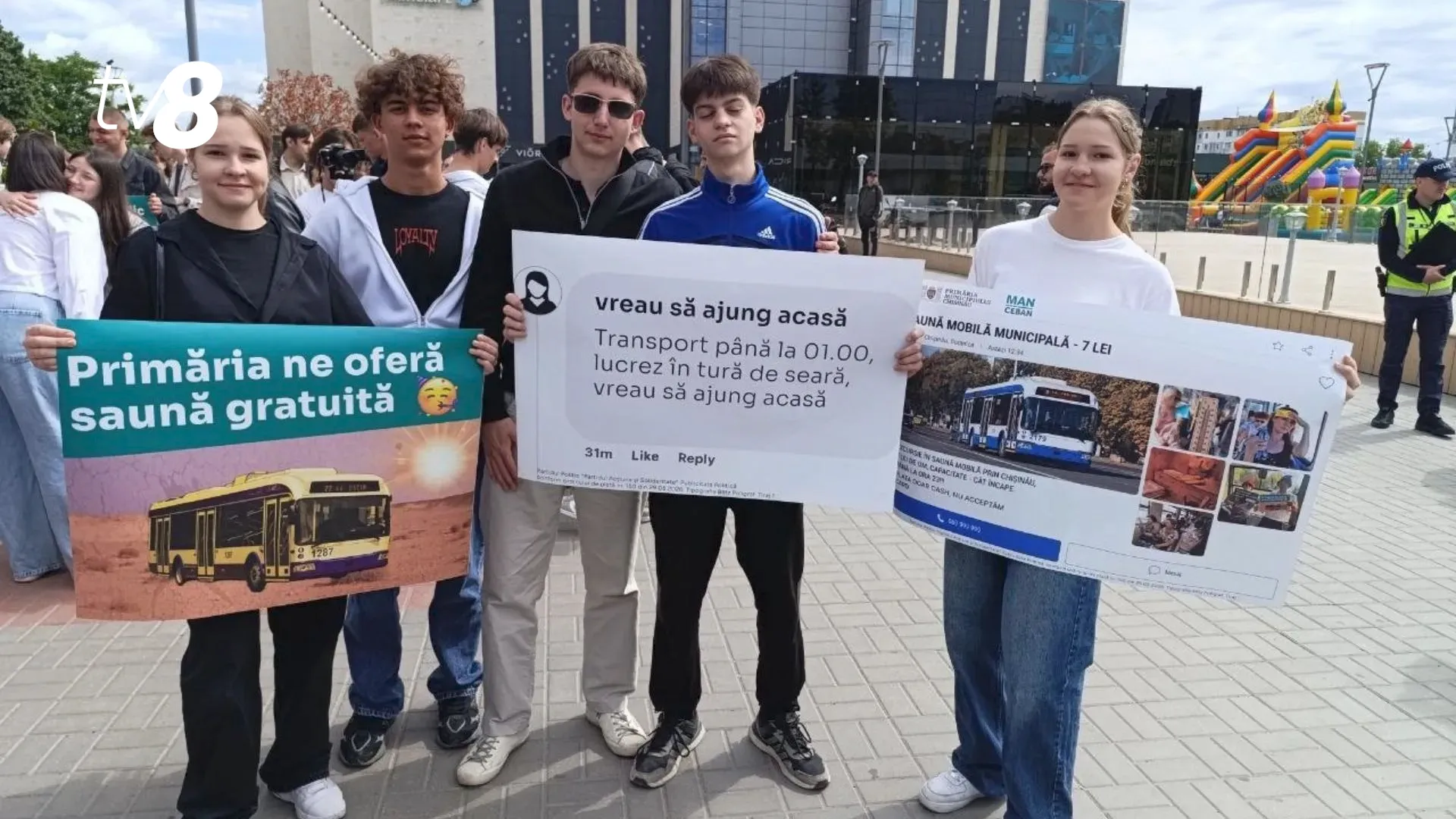 /VIDEO/ „Ne oferă saună gratuită”: Tinerii din Chișinău au ieșit la marș pentru „transport civilizat”. Reacția Primăriei