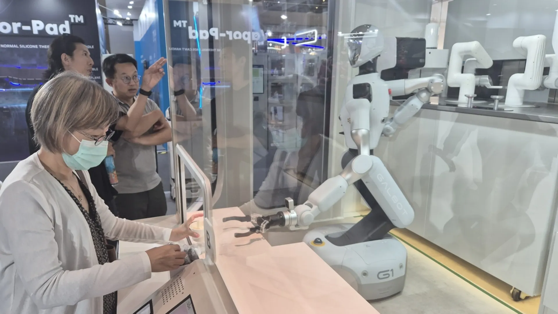 /VIDEO/ Roboți care ajută bătrâni și vând înghețată: Cele mai noi tehnologii, prezentate în Taiwan