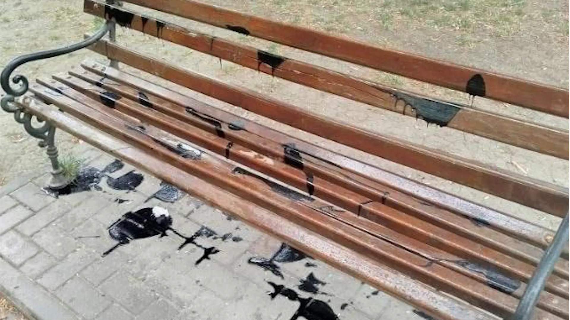 Vandalism într-un scuar din Chișinău: Băncile, stropite cu vopsea. Îndemnul Primăriei