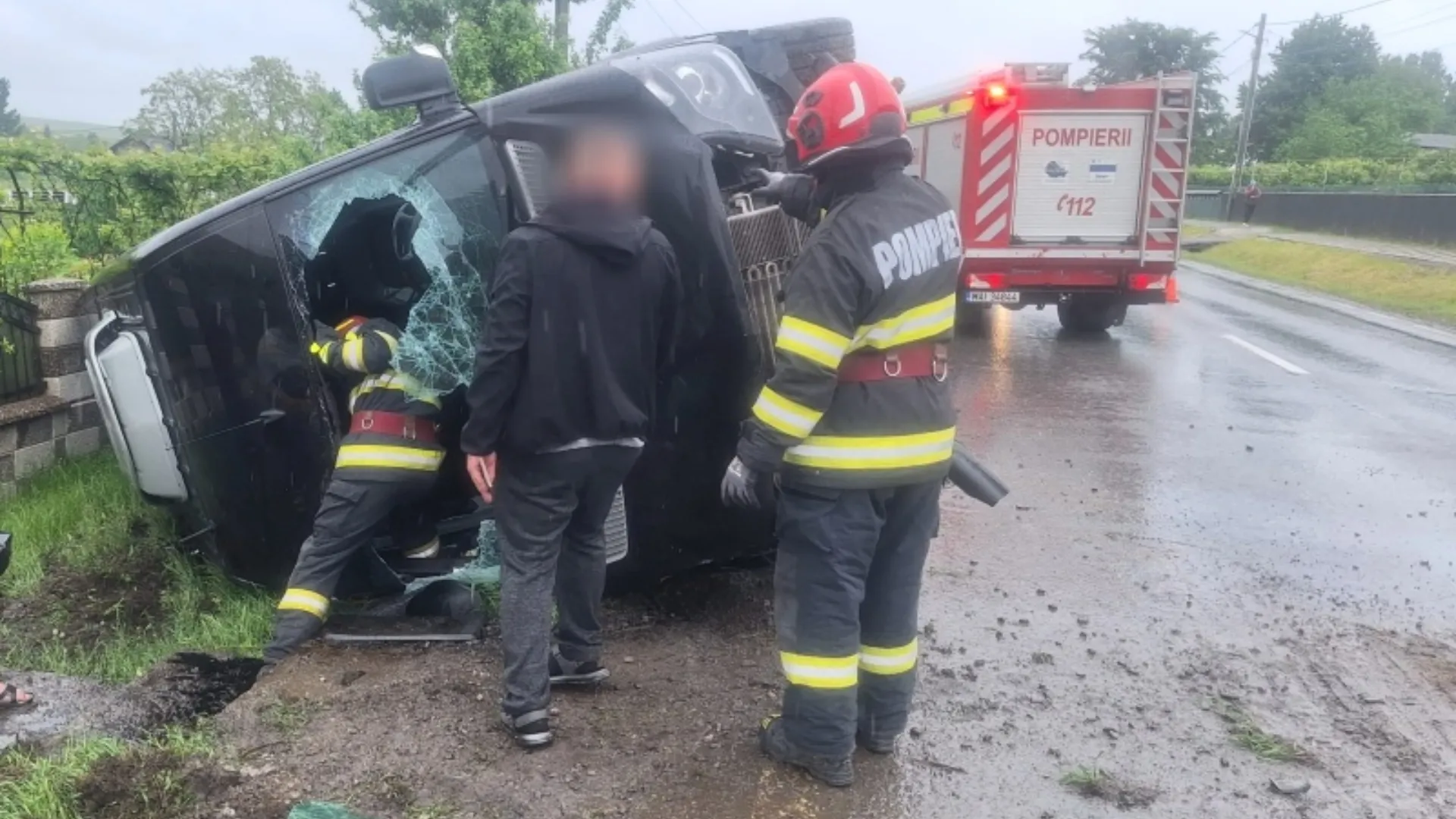/FOTO/ Microbuz cu 8 moldoveni, răsturnat la Suceava: Starea pasagerilor