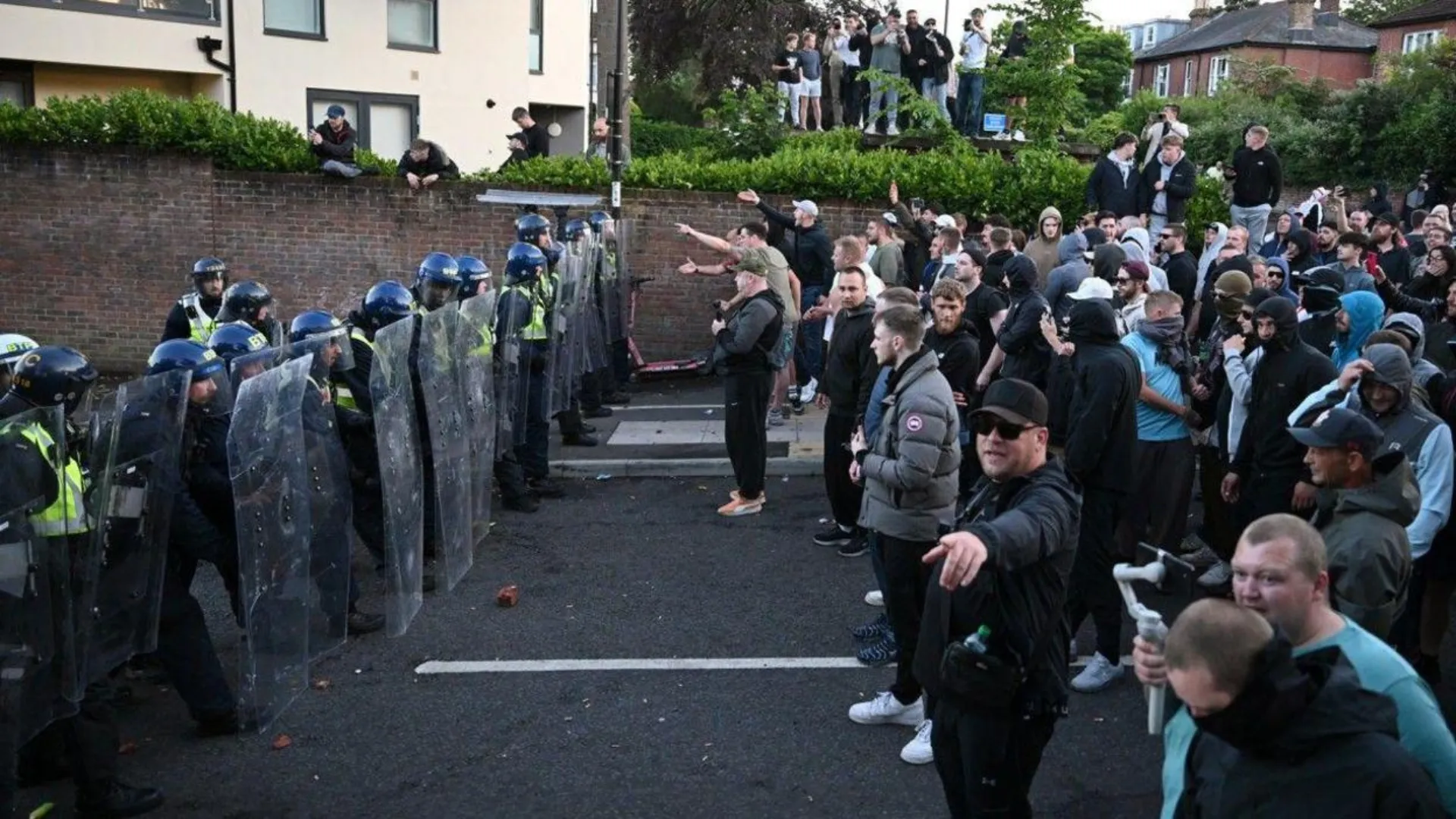 /VIDEO/ Proteste violente în Marea Britanie: Poliția a încătușat un adolescent înjunghiat