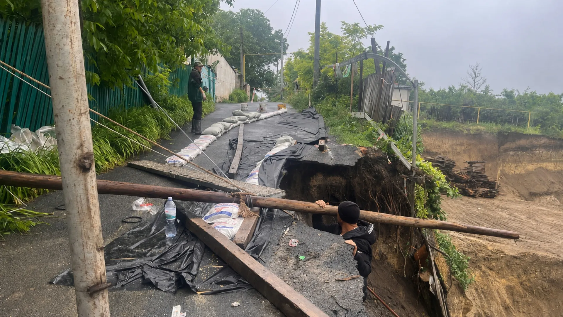 /FOTO/ Alertă la Ialoveni după ce un sector de drum s-a surpat parțial: Autoritățile au găsit nereguli