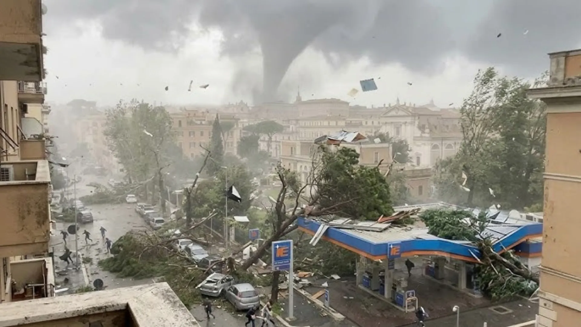 /VIDEO/ Tornadă puternică în Italia: Vântul a doborât copaci, a distrus maşini şi a lăsat zeci de case fără curent