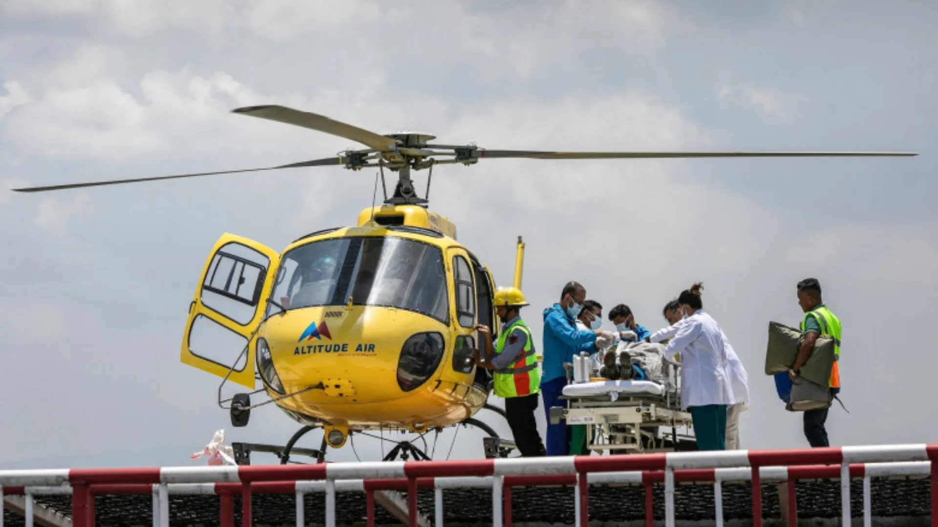 Miracol pe Everest: Un ghid a fost găsit coborând singur după ce a fost crezut mort 6 zile