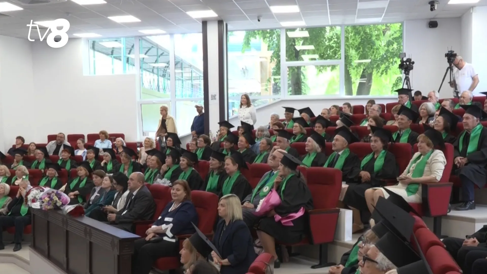 /VIDEO/ A îmbrăcat roba de absolvent la 90 de ani: Circa 100 de seniori au finalizat Universitatea pentru Vârsta a Treia