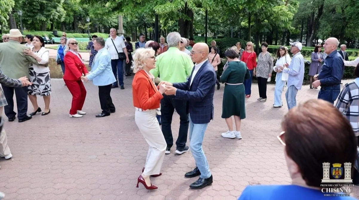 Atenție, seniori din Chișinău: „Dialog între generații” se desfășoară la o altă oră în acest weekend