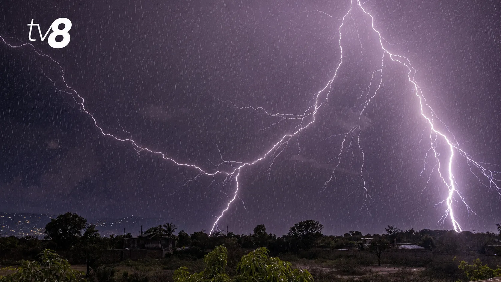 /HARTĂ/ Alerte meteo de ploi puternice în toată Moldova: Când vor fi valabile avertismentele