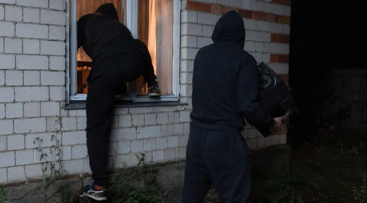 Doi tineri ar fi jefuit de patru ori casa unei femei de 84 de ani: Au fost prinși în flagrant