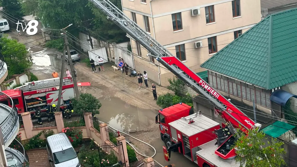 /VIDEO/ Incendiu la o mansardă din Chișinău din cauza unui fulger: Pompierii au evacuat 15 oameni