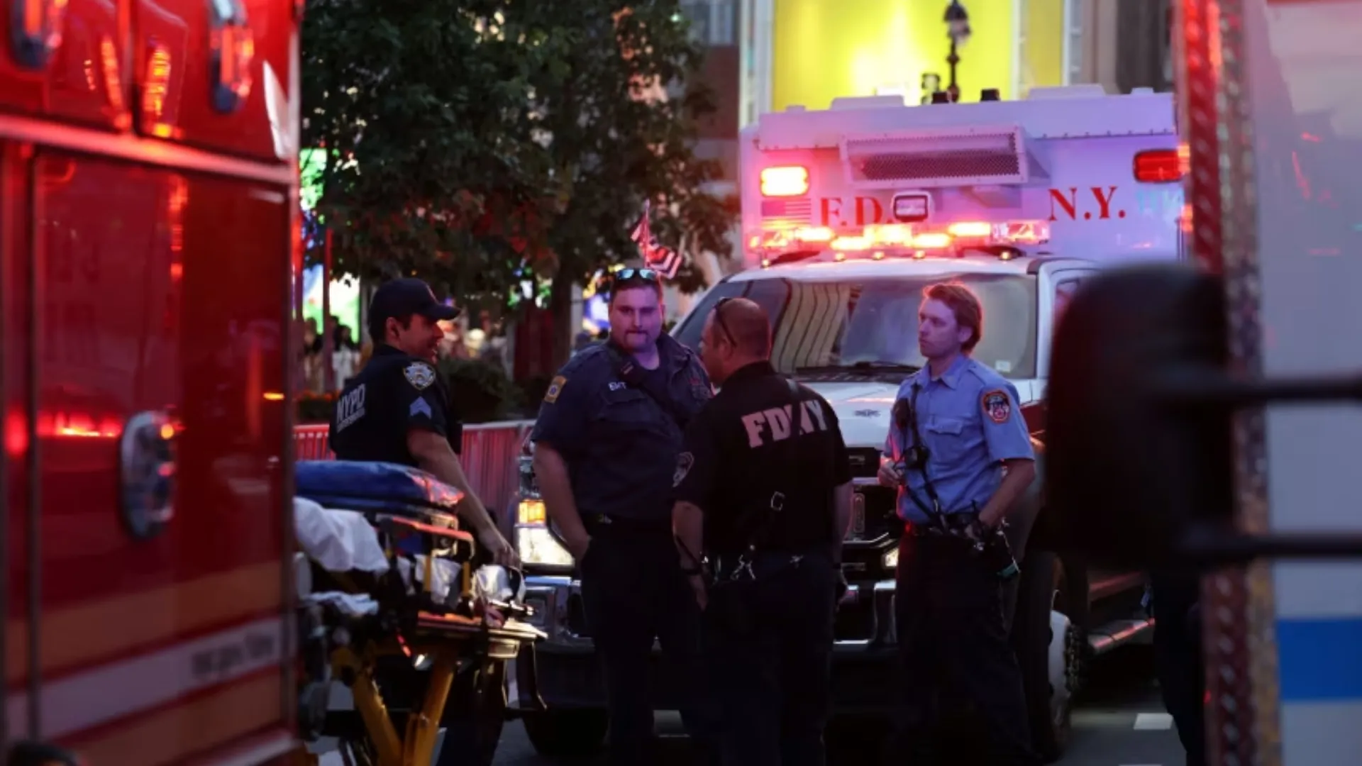 /VIDEO/ Atac cu cuțitul la New York: Șase persoane, rănite înaintea meciului NBA la care e așteptat Trump