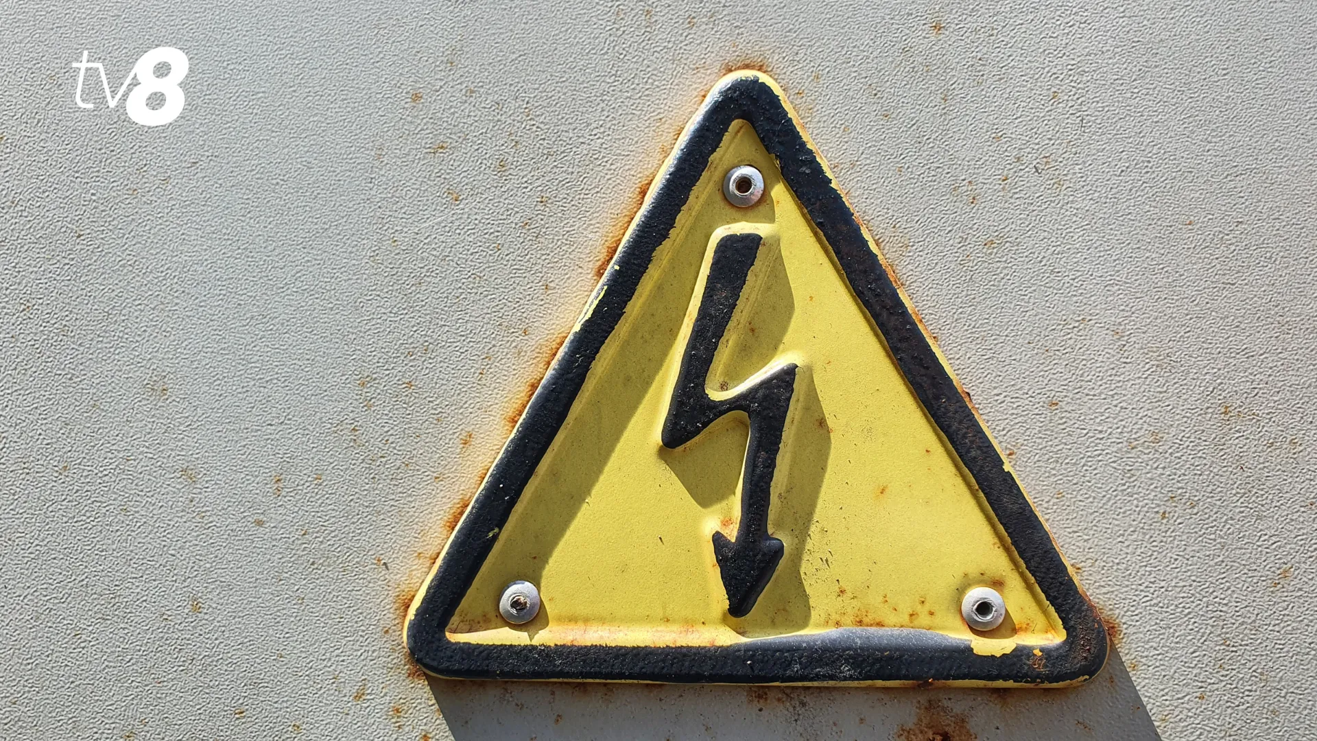 Tragedie la Bălți: O copilă a murit, iar fratele ei a ajuns la spital după ce s-au electrocutat în curtea casei