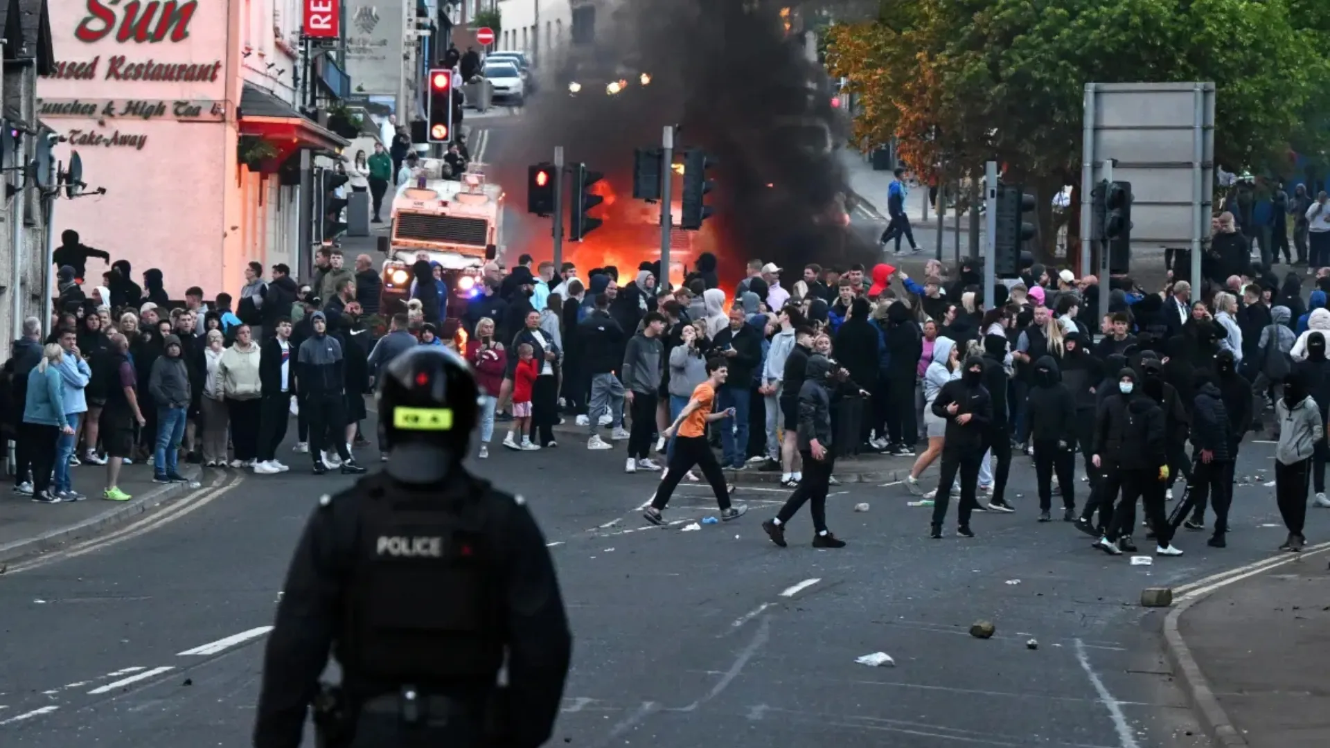 /VIDEO/ A doua zi de proteste în Irlanda: Manifestanții furioși au incendiat mașini și tomberoane