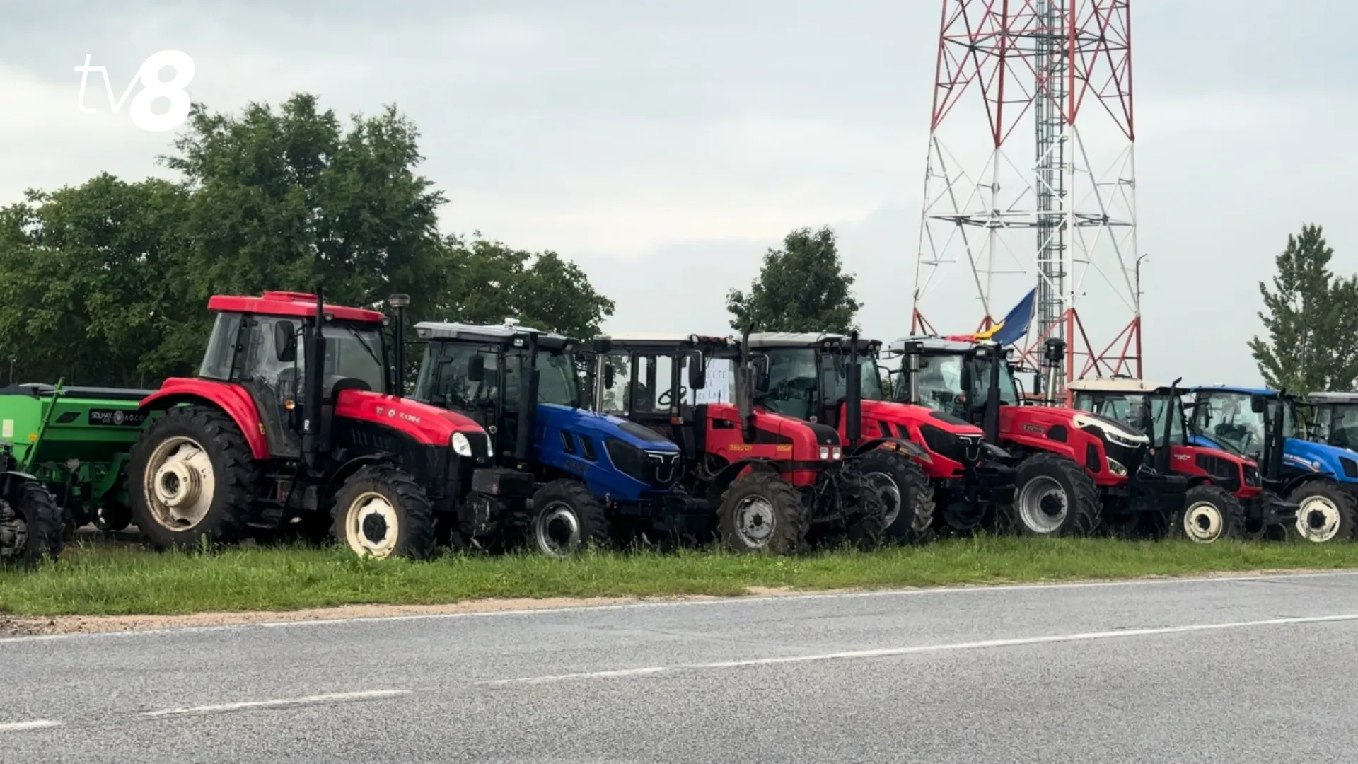 /VIDEO/ Fermierii din Fălești, Rezina și Cahul protestează: Peste 100 de tractoare, scoase pe șoselele naționale