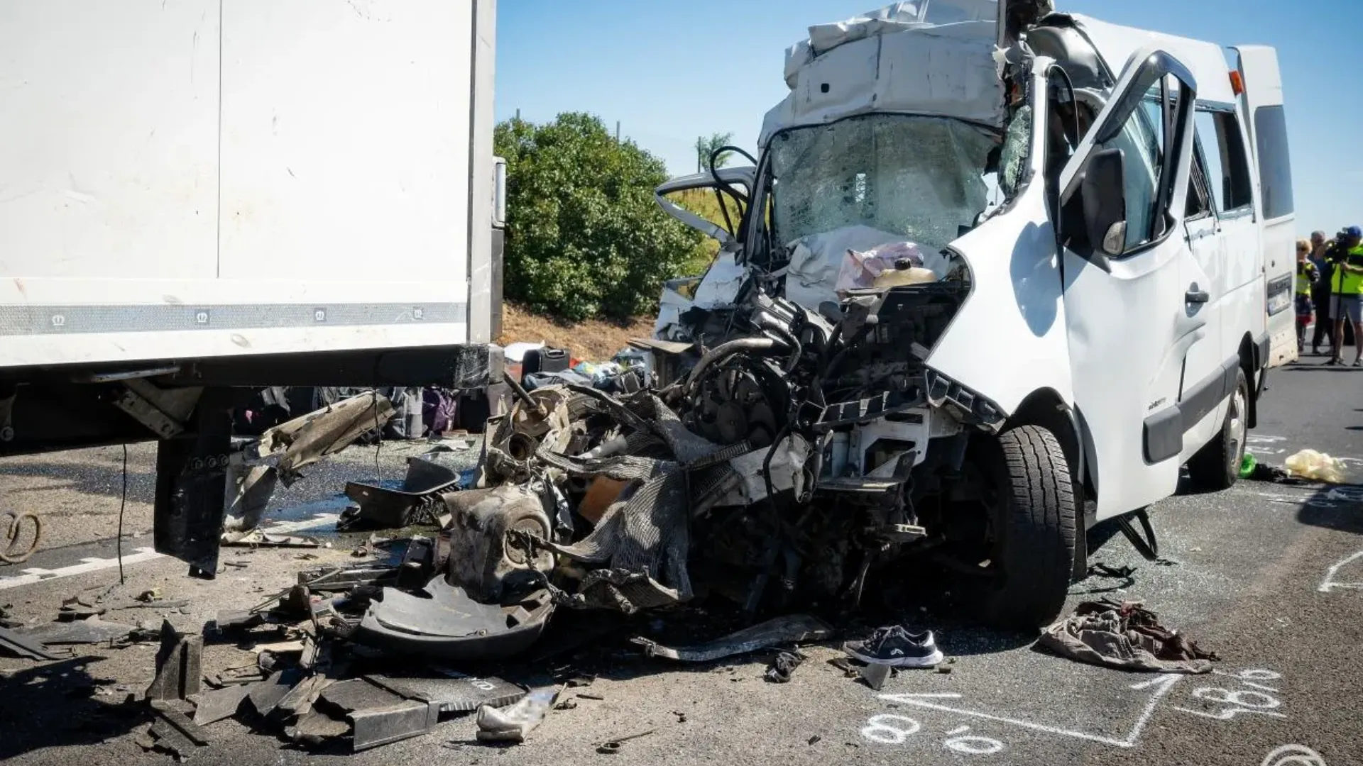 /FOTO/ Accident grav în Ungaria: 8 morți după ce un microbuz înmatriculat în Moldova s-a ciocnit cu un camion