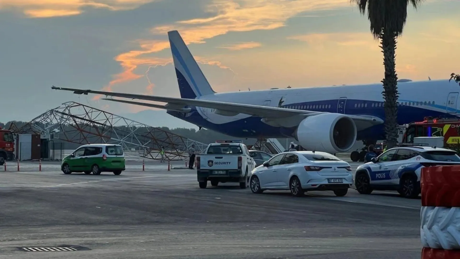 /VIDEO/ Aterizare eșuată în Turcia: Un avion a doborât o antenă de comunicații