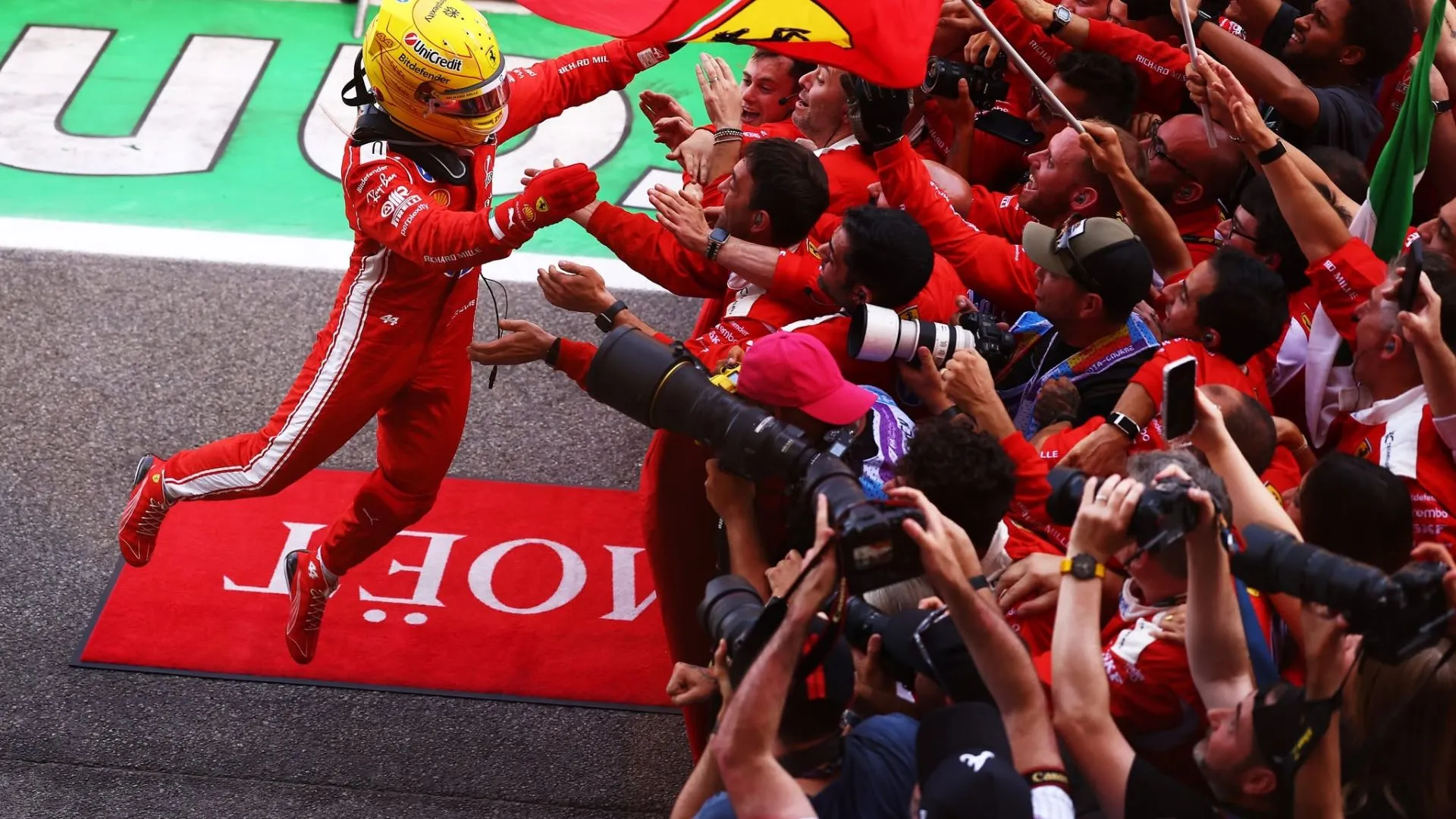 /VIDEO/ Lewis Hamilton a obținut prima victorie la volanul Ferrari: Dezastru complet pentru Kimi Antonelli în Barcelona
