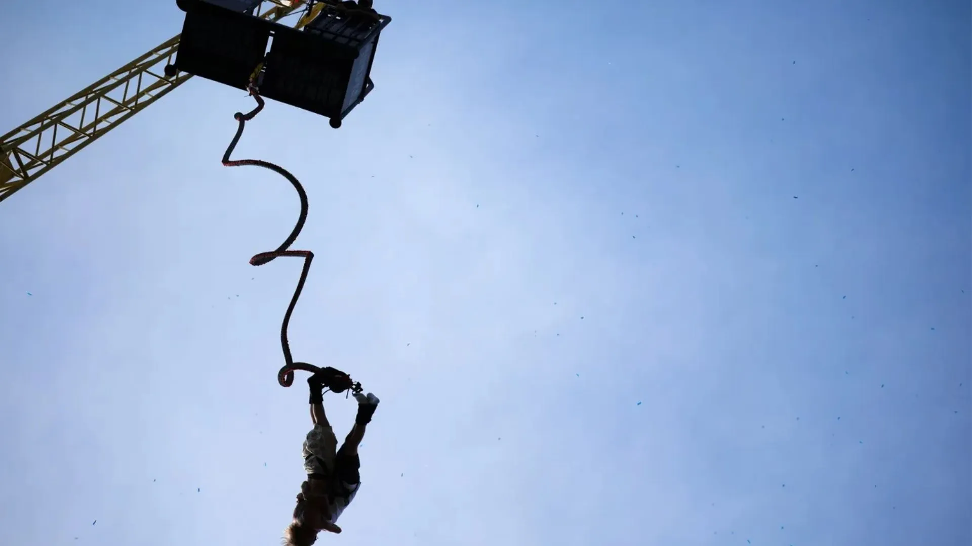 /VIDEO/ Tragedie la bungee jumping în Brazilia: O tânără a murit după ce instructorii ar fi uitat coarda de siguranță
