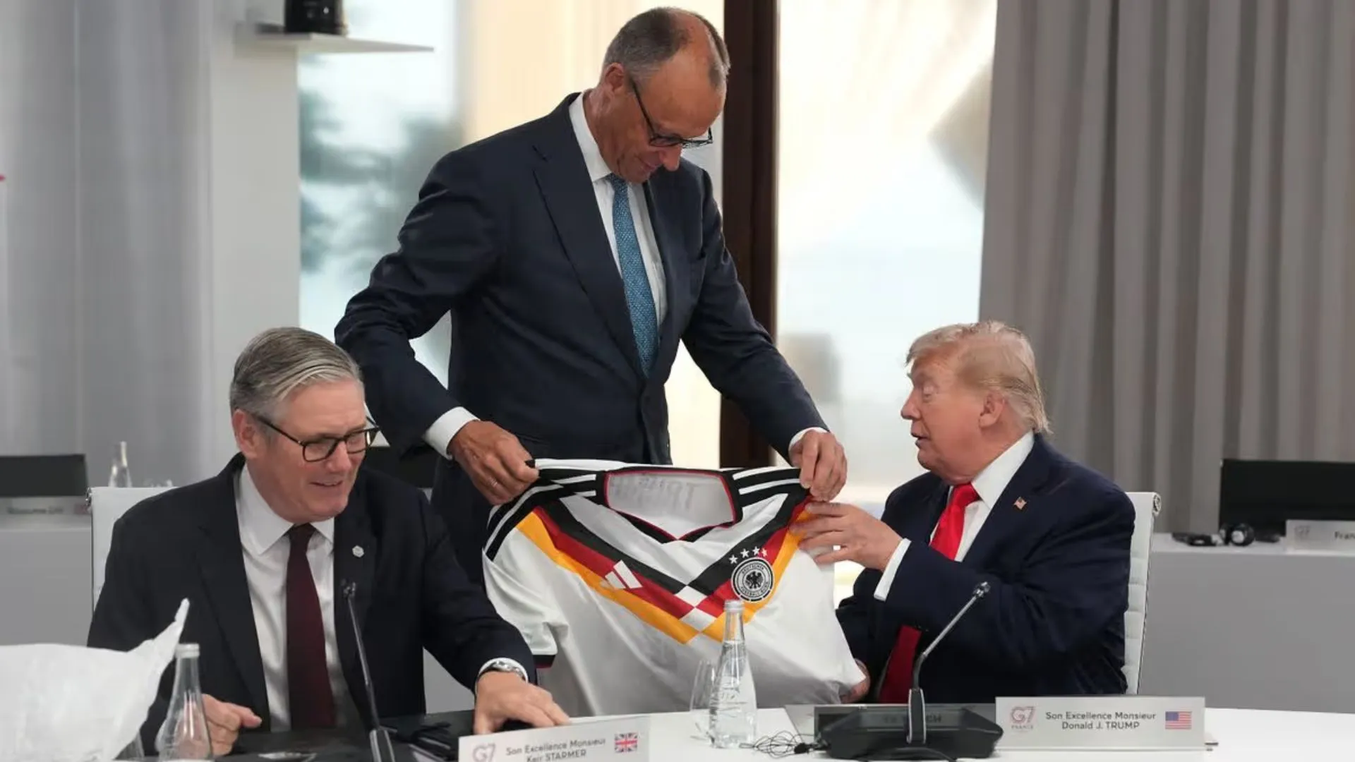 /FOTO/ Cadou neașteptat pentru Trump la summitul G7: Ce a primit de la Merz în contextul Cupei Mondiale de fotbal și al zilei de naștere