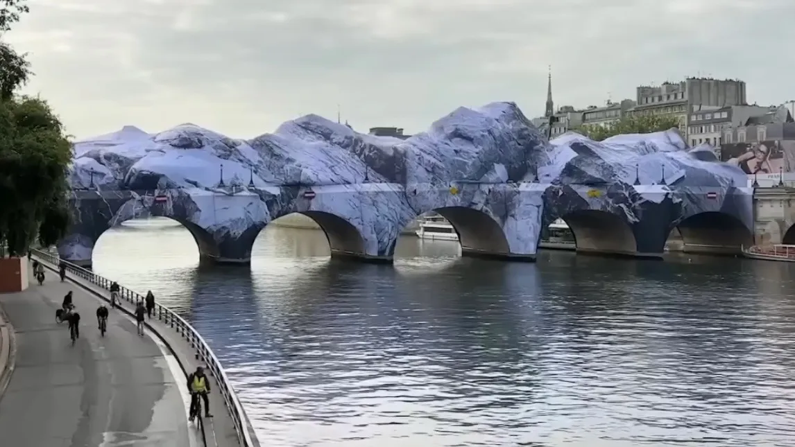 /VIDEO/ Cel mai vechi pod din Paris, transformat într-o peșteră: Instalația artistică atrage mii de vizitatori