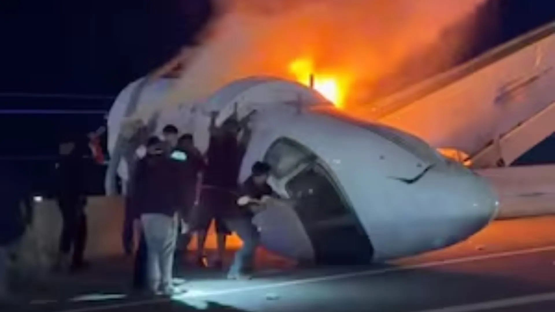 /VIDEO/ „Părea o scenă dintr-un film”: Avion privat, prăbușit pe o autostradă din Texas. O persoană a murit